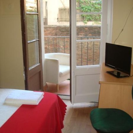 Hostel Turistic Castell Barcelona Exterior photo