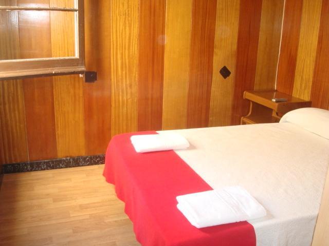Hostel Turistic Castell Barcelona Exterior photo